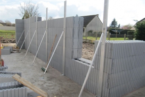 Montage d'un mur en blocs coffrants isolants