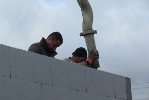 Coulage du béton dans les blocs coffrants isolants